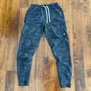 Vuori Men’s Black Camo Joggers - XS